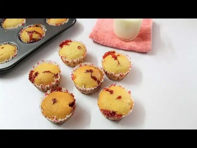 Britannia Muffills STRAWBERRY Cake 30g - Image 4
