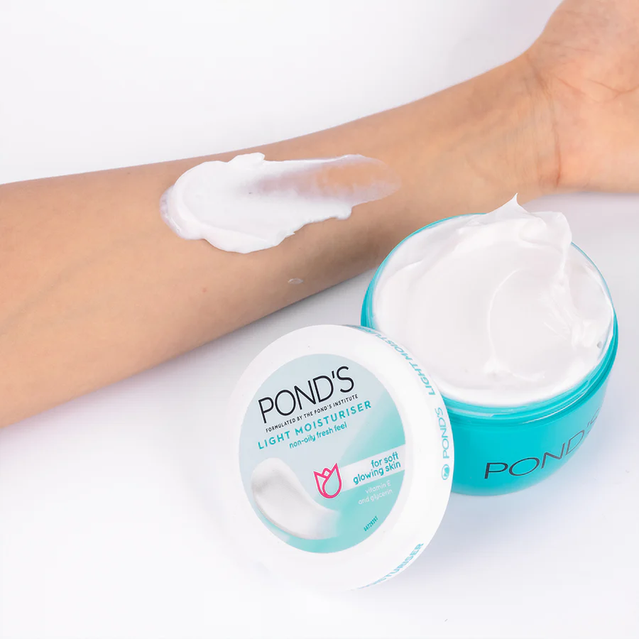 Pond's Light Moisturiser Glowing Skin 49g - Image 2